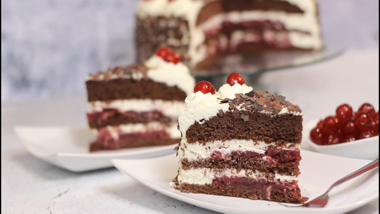 Švarcvald torta s višnjama, šlagom i čokoladom