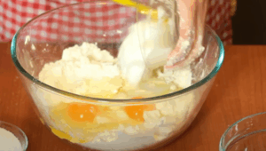 U većoj činiji pomešajte mast, margarin, šećer i vanilin šećer. Dodajte prstohvat soli. Mutite varjačom dok masa ne postane svetla i penasta. Dodajte jaja i napravite fino testo
