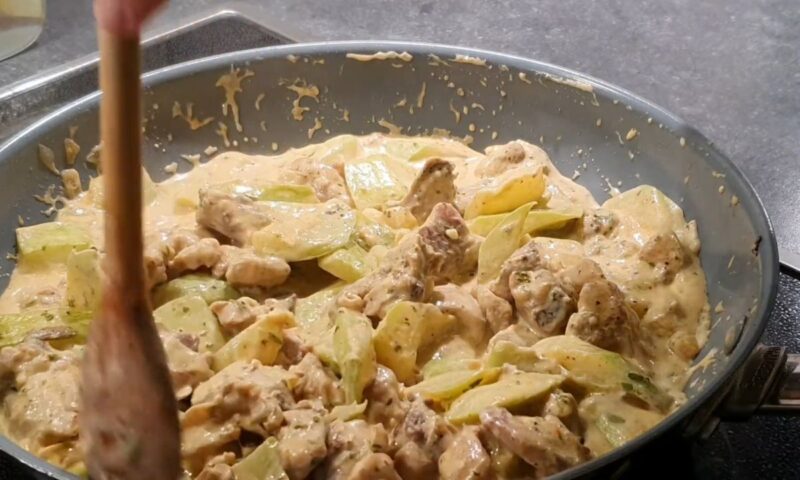 osoba sprema piletinu sa pavlakom i tikvicama